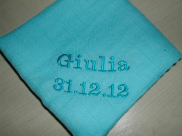 Nuscheli 60x60 bestickt Name & Datum
